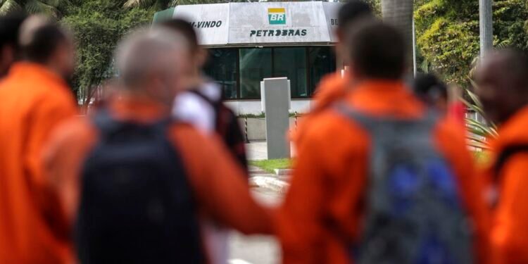 Petroleiros param por 24 horas contra mudanças no teletrabalho e PLR