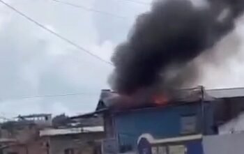 Casa é atingida por incêndio na zona Leste de Manaus (Foto: Reprodução/ redes sociais)