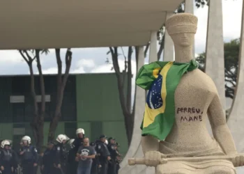 STF suspende julgamento de mulher que pichou 'Perdeu, Mané' em estátua