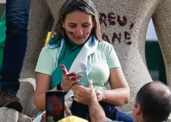 Mulher que pichou estátua pode cumprir prisão domiciliar, diz PGR