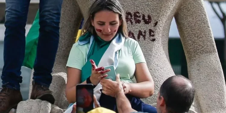 Mulher que pichou estátua pode cumprir prisão domiciliar, diz PGR