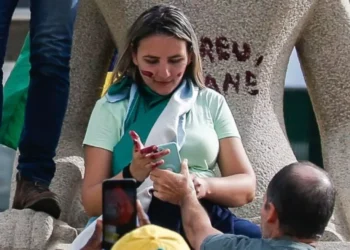 mulher-pichacao-estatua