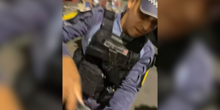 policial-corta-fantasia-manaus