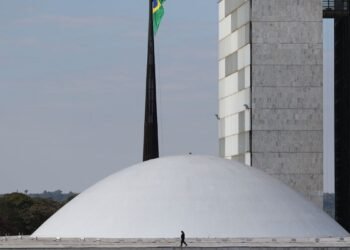 Em meio ao PL da Anistia, Senado homenageia redemocratização do Brasil