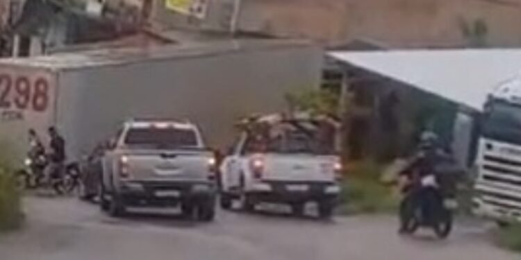 Carreta fica atravessada após perder o controle na zona Leste de Manaus (Foto: Reprodução/ redes sociais)