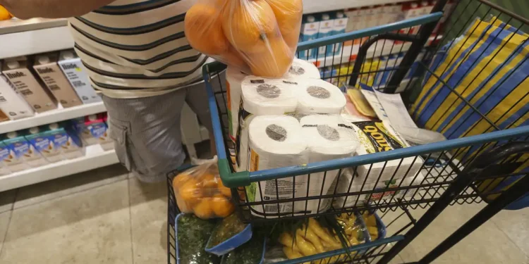 Abras aponta queda de 4,25% no consumo de brasileiros em fevereiro