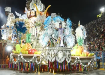 Tema afro domina a segunda noite de desfiles no Sambódromo do Rio
