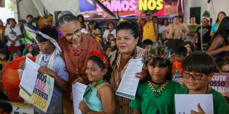 Crianças indígenas entregam manifesto pelo meio ambiente a ministras