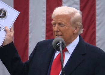 Trump anuncia taxa de 10% para produtos brasileiros