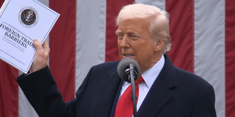 Trump anuncia taxa de 10% para produtos brasileiros