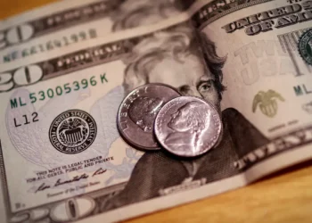 Dólar sobe para R$ 5,89 após EUA confirmarem tarifa de 145% à China