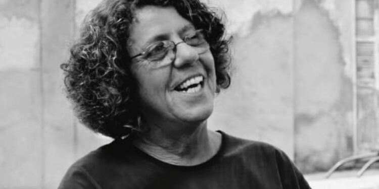 Morre a cantora Cristina Buarque, aos 74 anos