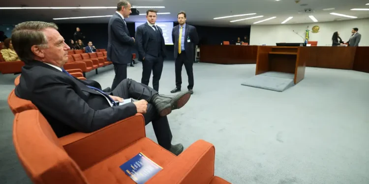 Moraes dá cinco dias para Bolsonaro e réus apresentarem defesa prévia