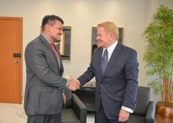 Delegado Henrique Brasil e desembargador José Hamilton Saraiva (Foto: Chico Batata/TJAM)