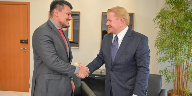 Delegado Henrique Brasil e desembargador José Hamilton Saraiva (Foto: Chico Batata/TJAM)