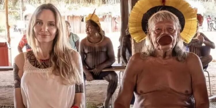 Atriz americana Angelina Jolie e o cacique Raoni (Foto: Reprodução/Internet)