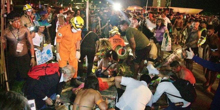 Indígenas são socorridos por bombeiros após ação policial em frente ao Congresso Nacional. (Foto: Reprodução/Instagram)