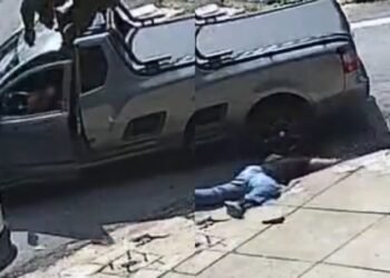 O homicídio foi registrado por câmeras de vigilância do local (Fotos: Reprodução/ internet)