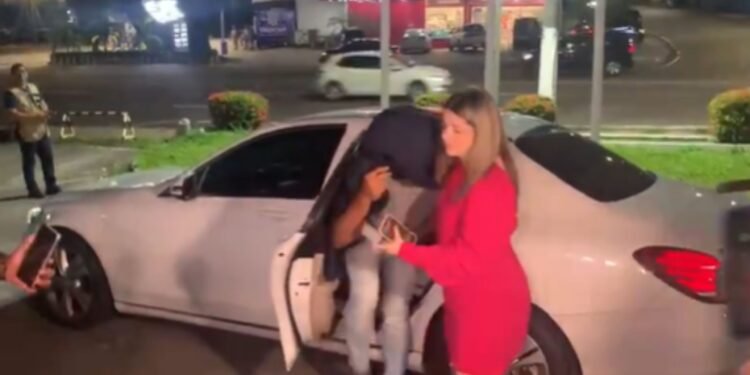 Cantor suspeito de espancar a namorada se entrega à Polícia