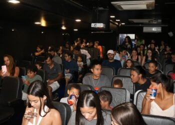 Carreta itinerante leva a magia do cinema até as periferias de Manaus