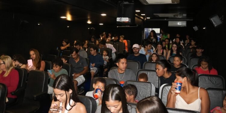 Carreta itinerante leva a magia do cinema até as periferias de Manaus