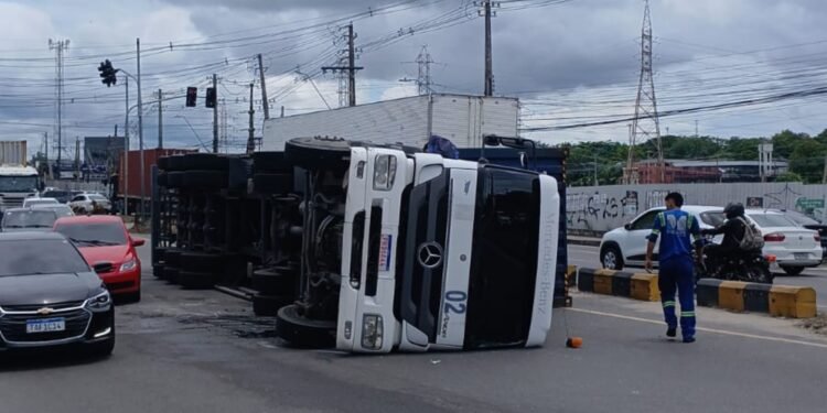 Carreta tomba na avenida Buriti em Manaus