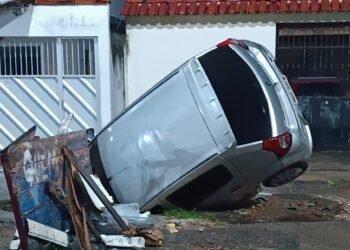 Carro cai em cratera no Mundo Novo; problema se arrasta desde 2024