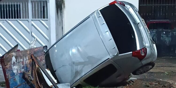 Carro cai em cratera no Mundo Novo; problema se arrasta desde 2024