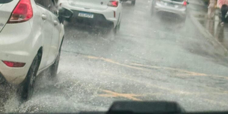 Manaus tem previsão de chuvas intensas e risco de deslizamento de terra, aponta Defesa Civil