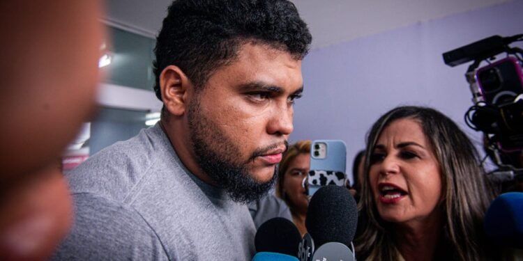 Diego se pronunciou na saída da delegacia (Foto: João Dejacy/Rios de Notícias)