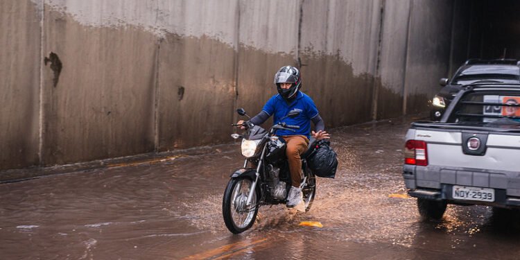 Defesa Civil aponta riscos de chuvas fortes em Manaus