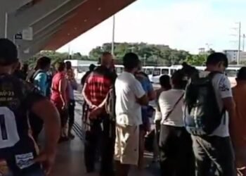 Difícil e complicado população é afetada por greve dos rodoviários em Manaus