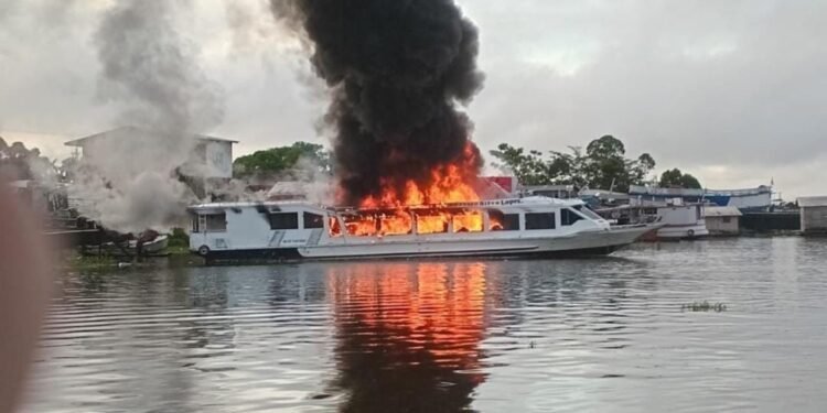 Embarcação é destruída por incêndio em Anori