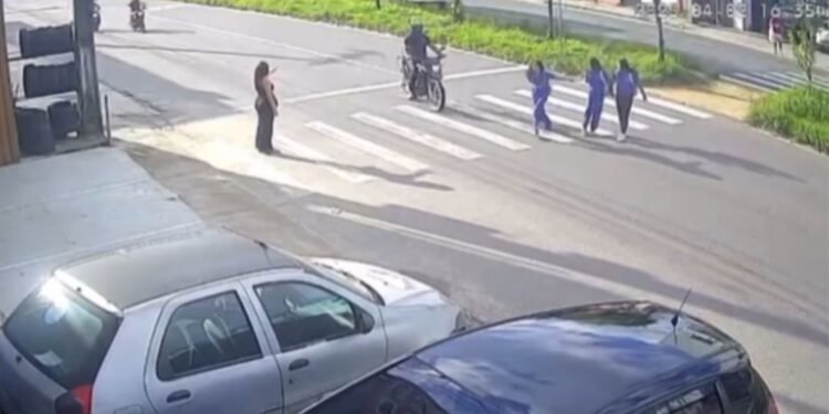 Estudante é atropelada ao tentar atravessar