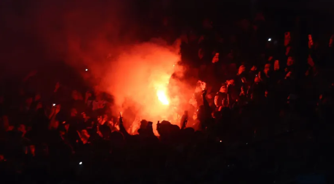 Torcida do Colo-Colo acende sinalizadores no jogo contra o Fortaleza (Foto: Marcelo Hernandez/Getty Images)