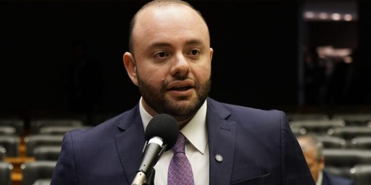 Deputado cobra da Aneel providências sobre os apagões em Manaus e no interior do Amazonas