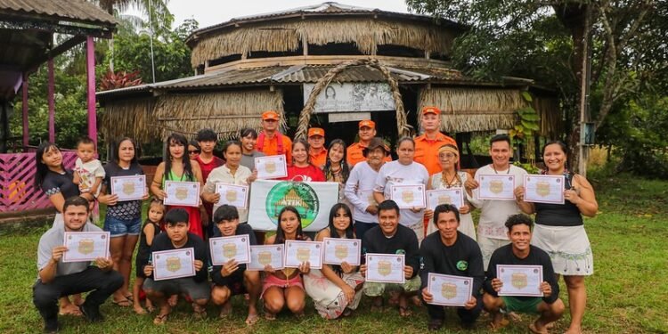 Indígenas são certificados para combater as queimadas no Amazonas