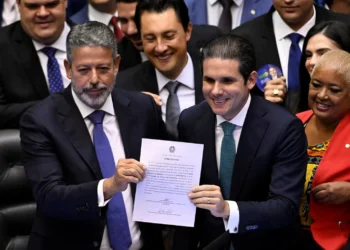 Arthur Lira junto com Hugo Motta durante posse (Foto: Mateus Bonomi/Reuters)