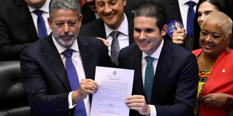 Arthur Lira junto com Hugo Motta durante posse (Foto: Mateus Bonomi/Reuters)