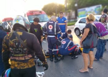 Motociclista passa em canteiro central e causa acidente de trânsito