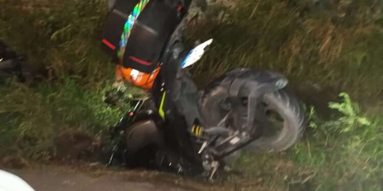 Motorista de aplicativo cai em um bueiro destampado com a moto