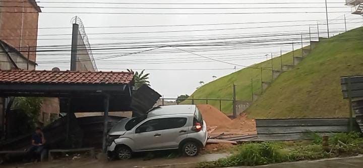 Motorista perde controle do veículo e bate em parada de ônibus