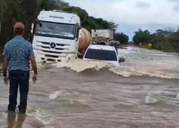 Motoristas se arriscam na travessia da Transamazônica