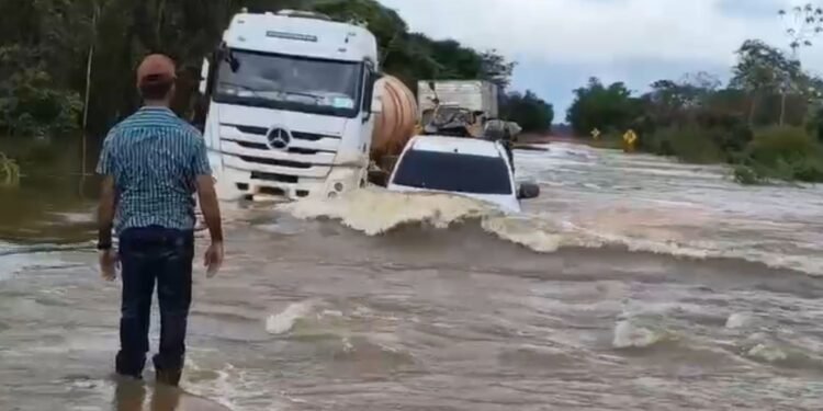 Motoristas se arriscam na travessia da Transamazônica