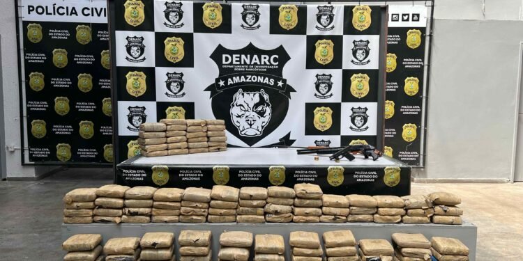 Mais de150 quilos de maconha e três armas de fogo são apreendidos em operação contra o tráfico em Manaus