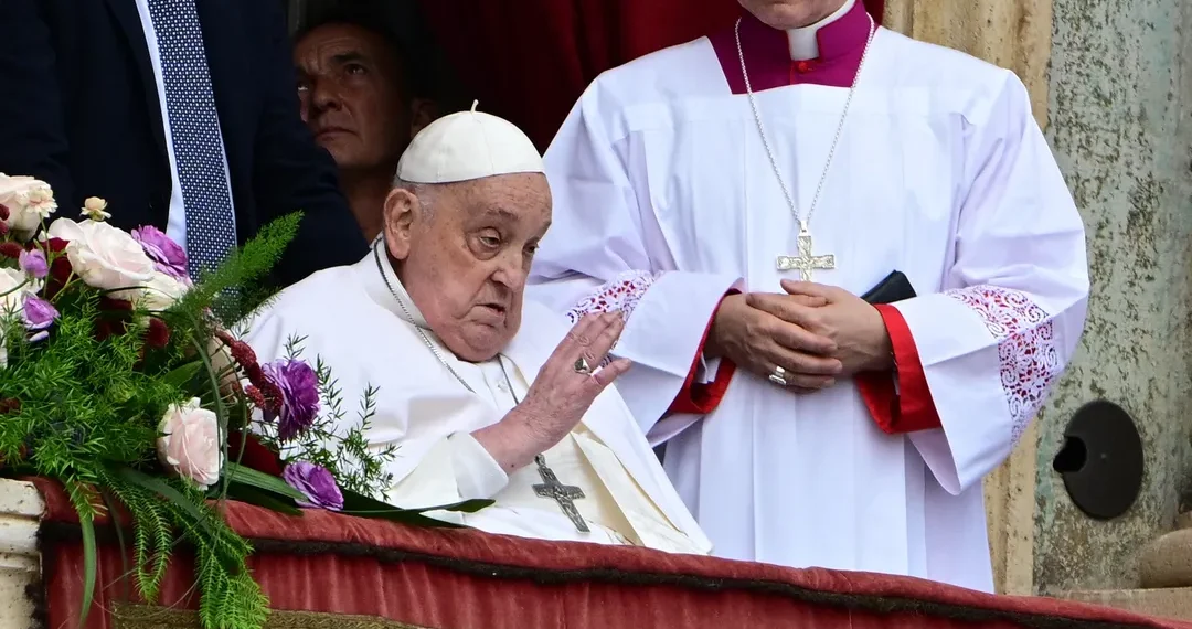 Papa Francisco aparece no Domingo de Páscoa para dar a bênção aos fiéis