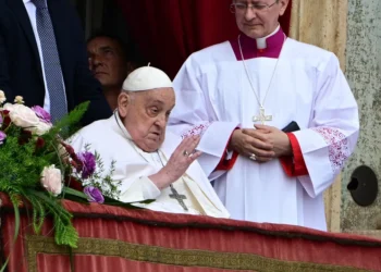 Papa Francisco apareceu diante de milhares de fiéis católicos na Praça de São Pedro - Foto: TIZIANA FABI AFP