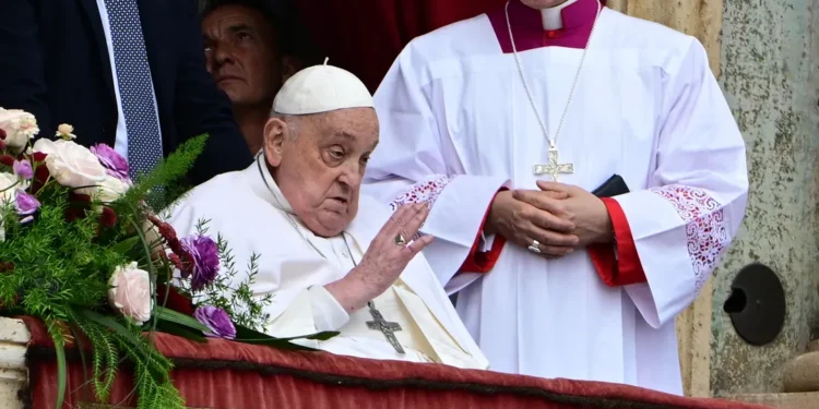 Papa Francisco apareceu diante de milhares de fiéis católicos na Praça de São Pedro - Foto: TIZIANA FABI AFP