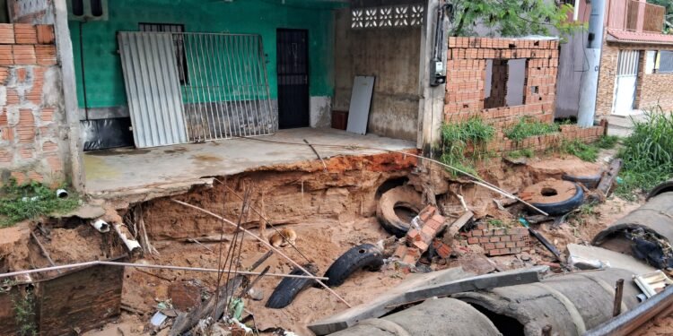 Casa desaba no bairro Parque Mauá em Manaus
