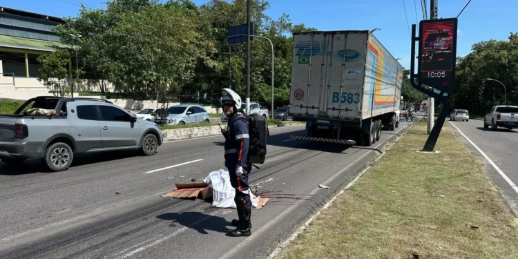 Passageiro morre esmagado por carreta na zona Sul de Manaus